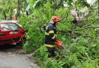 Inundații de proporții în 9 județe. 30 de localități grav afectate. Sute de case, curți și străzi sub ape 18844355
