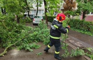 Inundații de proporții în 9 județe. 30 de localități grav afectate. Sute de case, curți și străzi sub ape 18844356