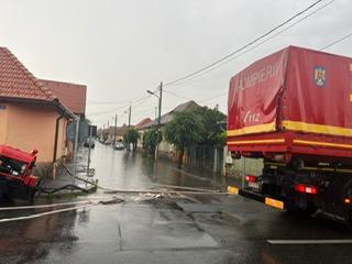 Inundații de proporții în 9 județe. 30 de localități grav afectate. Sute de case, curți și străzi sub ape 18844357