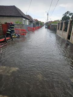 Inundații de proporții în 9 județe. 30 de localități grav afectate. Sute de case, curți și străzi sub ape 18844358