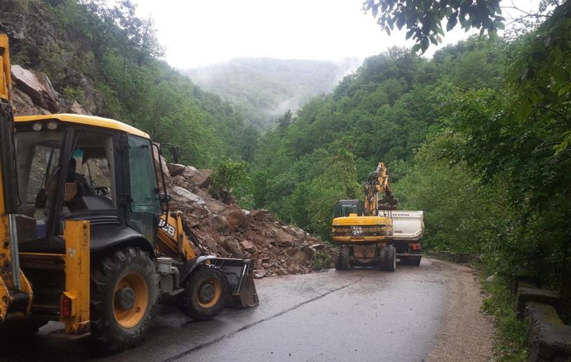 Căderi masive de pietre de pe versant pe un drum de lângă Lacul Tarnița, județul Cluj 18844692
