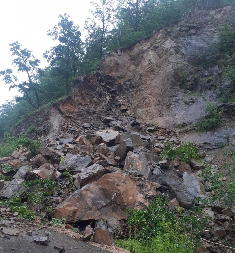 Căderi masive de pietre de pe versant pe un drum de lângă Lacul Tarnița, județul Cluj 18844693