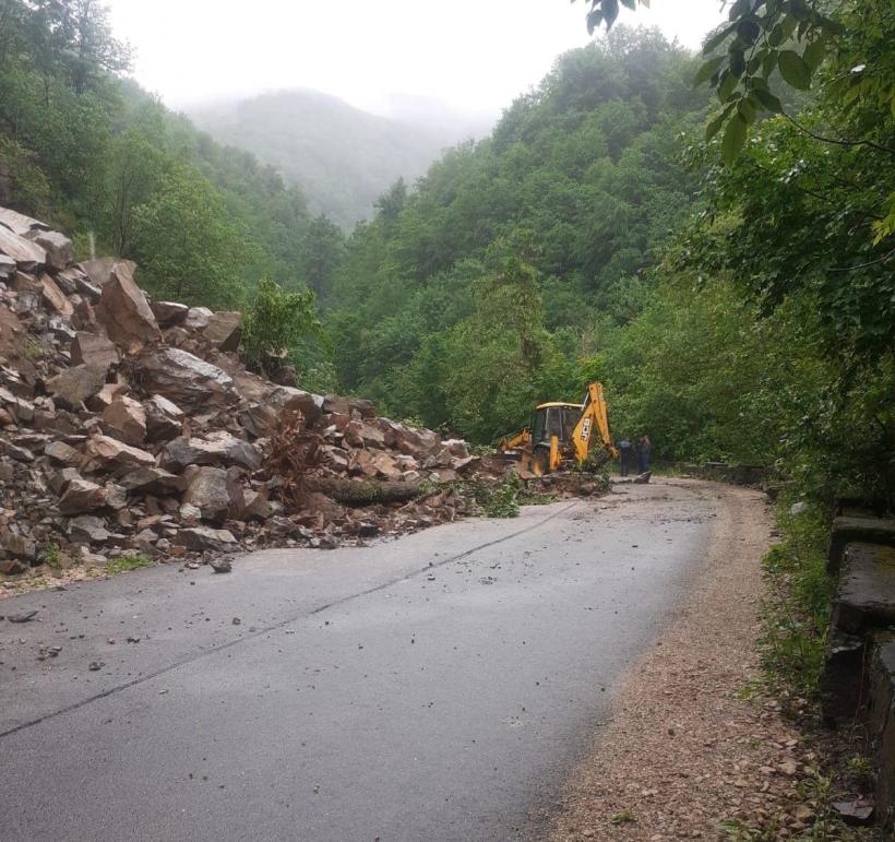 Căderi masive de pietre de pe versant pe un drum de lângă Lacul Tarnița, județul Cluj 18844694