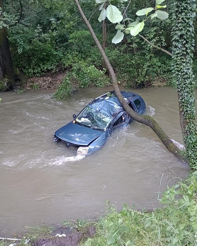Un bărbat a murit după ce mașina în care se afla a derapat și a ajuns în râul Cerna