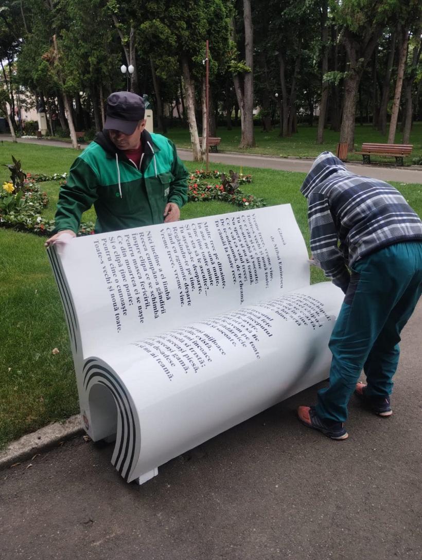 Bănci tip carte, imprimate cu poeziile lui Eminescu, într-un parc din Iași