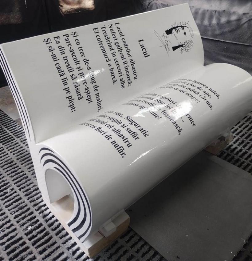 Bănci tip carte, imprimate cu poeziile lui Eminescu, într-un parc din Iași 18844919