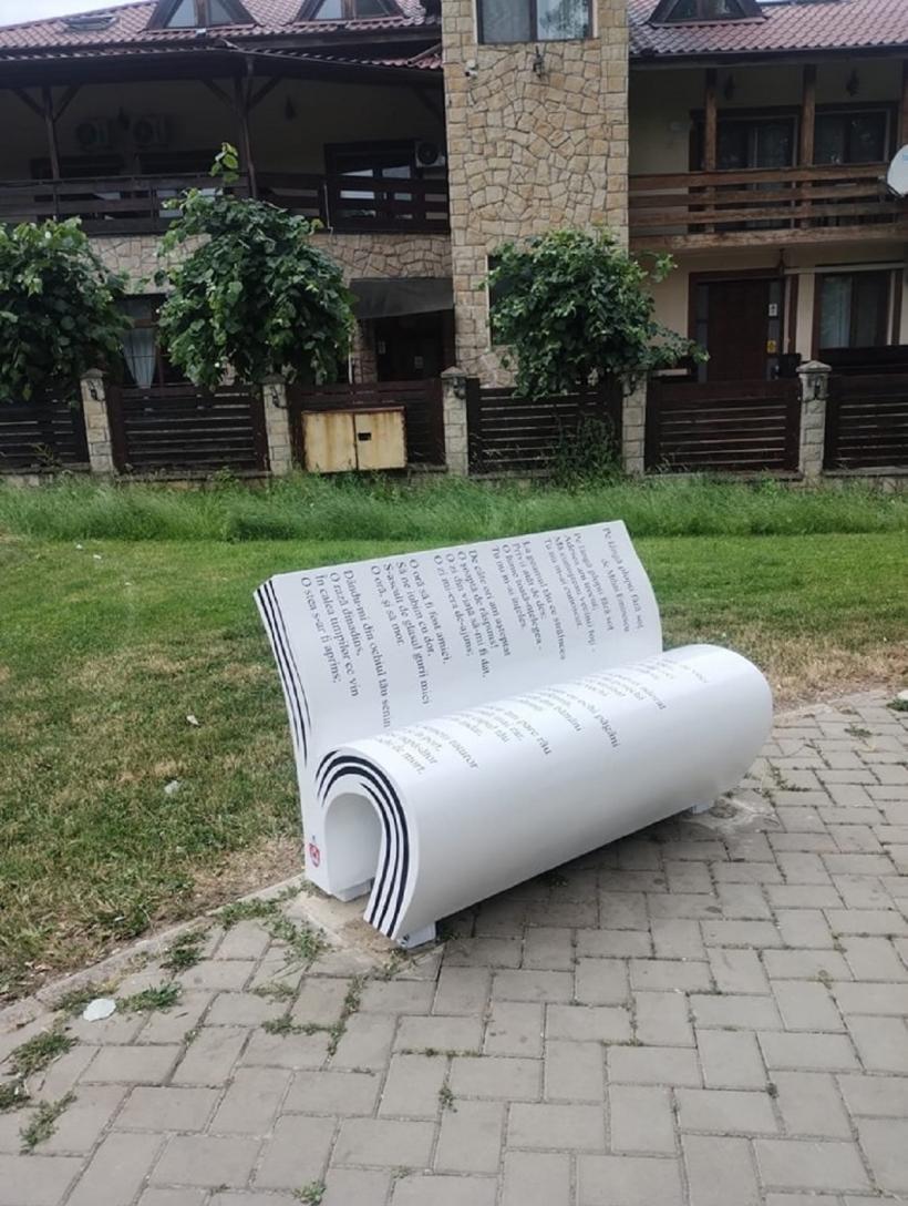 Bănci tip carte, imprimate cu poeziile lui Eminescu, într-un parc din Iași 18844921