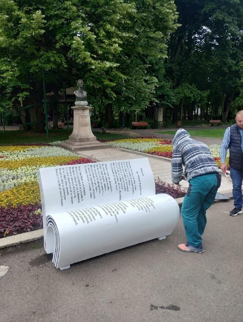 Bănci tip carte, imprimate cu poeziile lui Eminescu, într-un parc din Iași 18844922