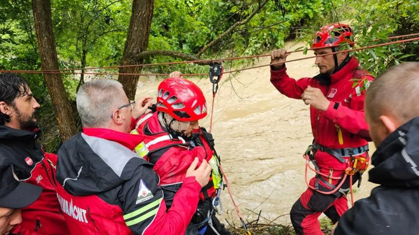 O femeie a fost salvată de salvamontiștii gorjeni după ce a fost prinsă de o viitură  18845074