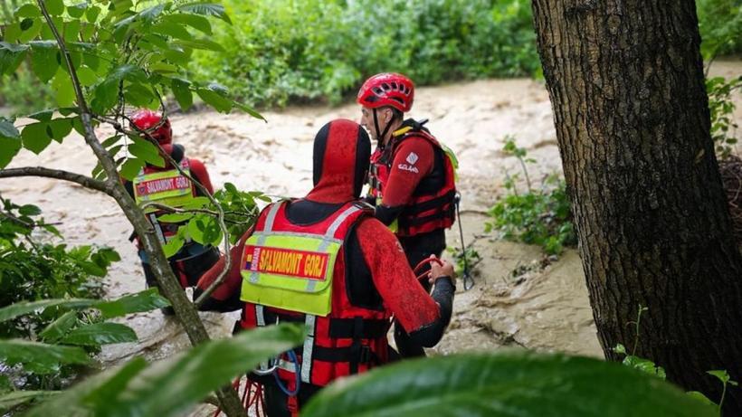 O femeie a fost salvată de salvamontiștii gorjeni după ce a fost prinsă de o viitură  18845075