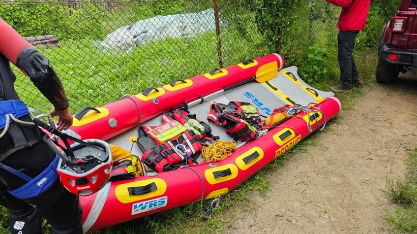 O femeie a fost salvată de salvamontiștii gorjeni după ce a fost prinsă de o viitură  18845077