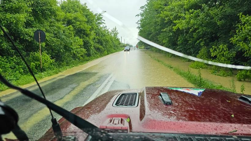 O femeie a fost salvată de salvamontiștii gorjeni după ce a fost prinsă de o viitură  18845078