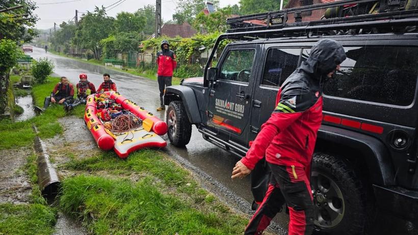 O femeie a fost salvată de salvamontiștii gorjeni după ce a fost prinsă de o viitură  18845079