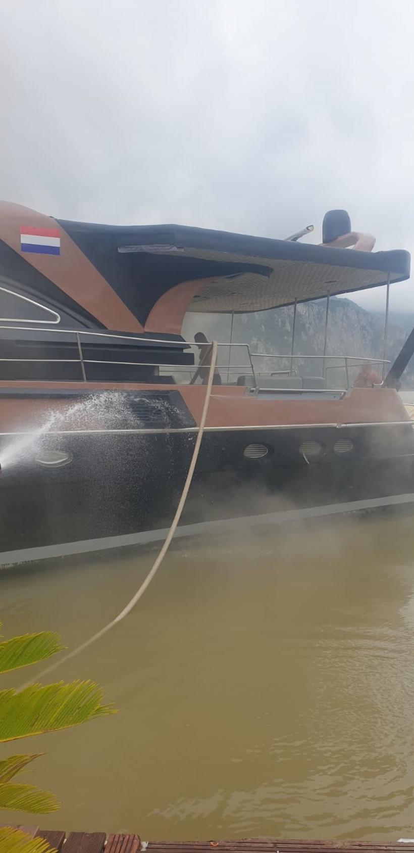 VIDEO Un yacht a luat foc pe Dunăre, în Mehedinți