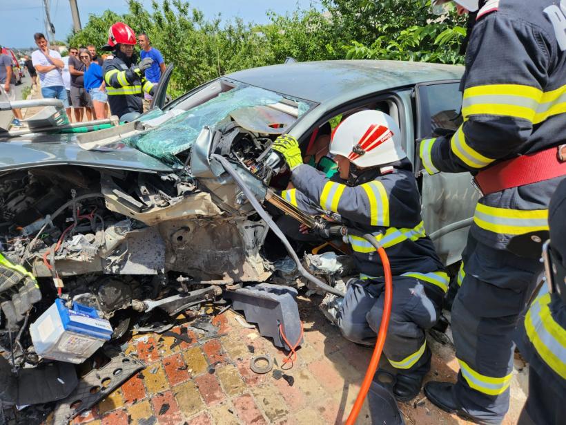 Accident rutier GRAV la ieșire din Tuzla spre Costinești. Sunt cinci victime, una încarcerată 18845262