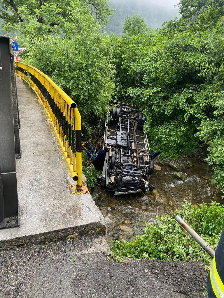 Un șofer băut a căzut cu autoutilitara în albia unui râu 18845179