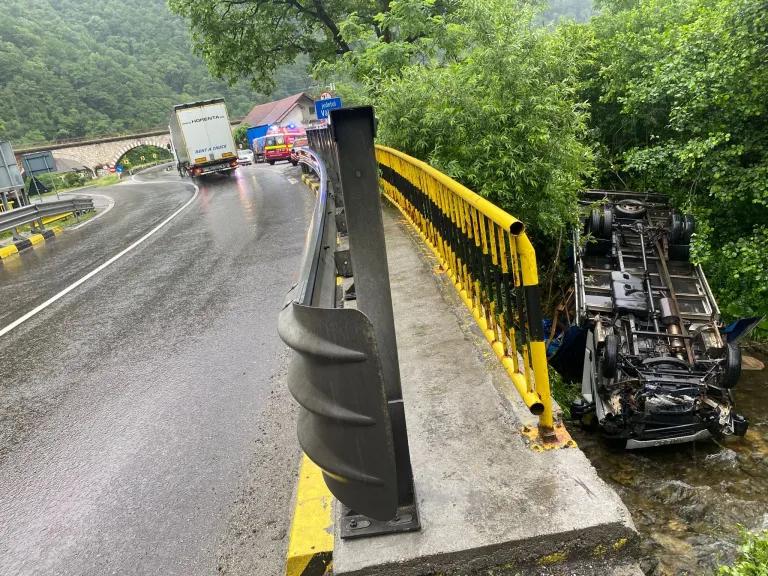 Un șofer băut a căzut cu autoutilitara în albia unui râu 18845180