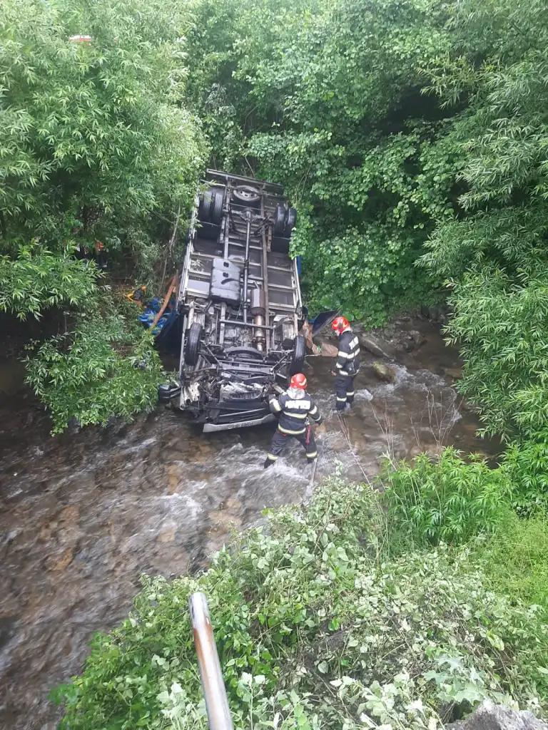 Un șofer băut a căzut cu autoutilitara în albia unui râu 18845181