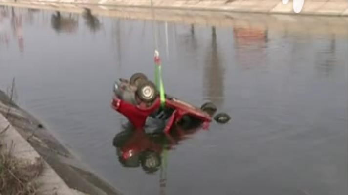 Accident spectaculos în Capitală! Un șofer băut a plonjat cu mașina în Dâmbovița