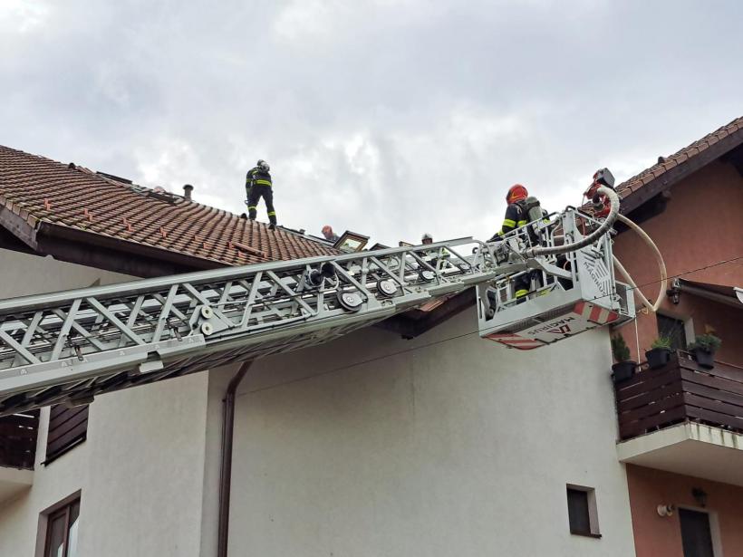 Incendiu într-un imobil cu două etaje și mansardă din Sibiu