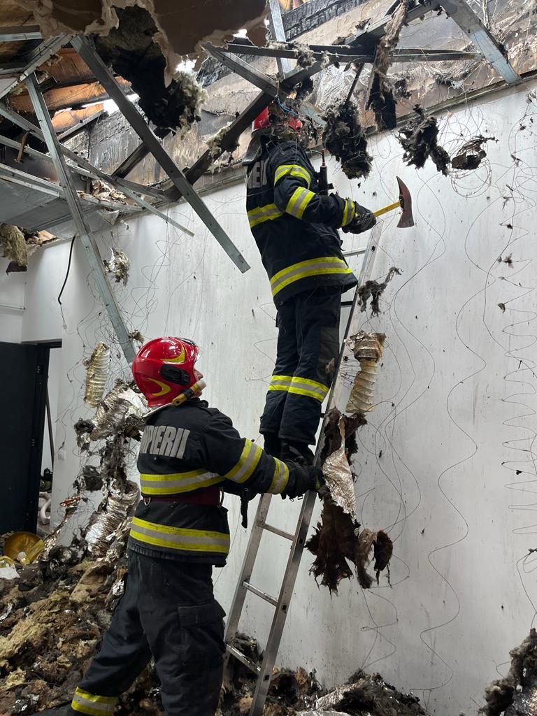 Incendiu într-un imobil cu două etaje și mansardă din Sibiu 18845419