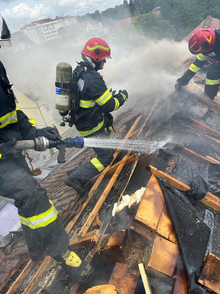 Incendiu într-un imobil cu două etaje și mansardă din Sibiu 18845420