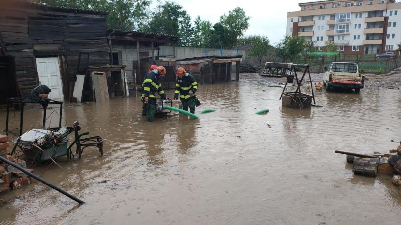 Inundații în Mehedinți: Pompierii au intervenit pentru evacuarea apei din 34 de beciuri și curți