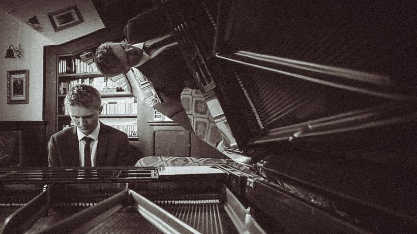 Sergiu Tuhuțiu revine pe scena Teatrului Godot, într-un concert dialog între sunet și tăcere. Solitudes, duminică, de la 19.30 18845146