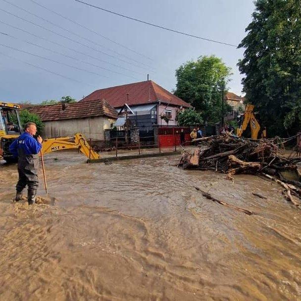 România sub ape. Zeci de case inundate, sute de oameni izolați 18845435