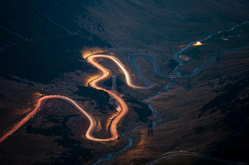 Astăzi se deschide circulația pe Transfăgărășan: a crescut numărul urșilor care se deplasează și chiar staționează pe partea carosabilă 18845980