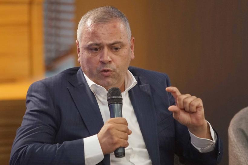 „Cash sau card, maică?” 18845878