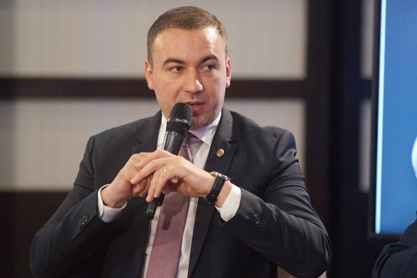 „Cash sau card, maică?” 18845881