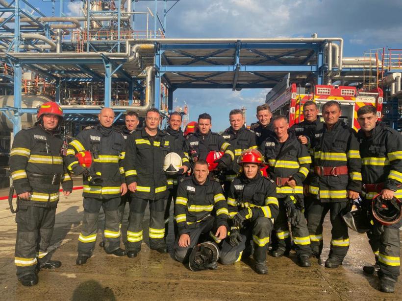 Eroii zilei: și-au lăsat acasă soțiile, copiii, părinții și au venit în sprijin la Petromidia 18846177