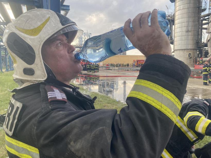 Eroii zilei: și-au lăsat acasă soțiile, copiii, părinții și au venit în sprijin la Petromidia 18846178