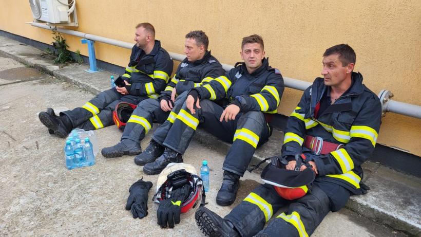 Eroii zilei: și-au lăsat acasă soțiile, copiii, părinții și au venit în sprijin la Petromidia 18846181