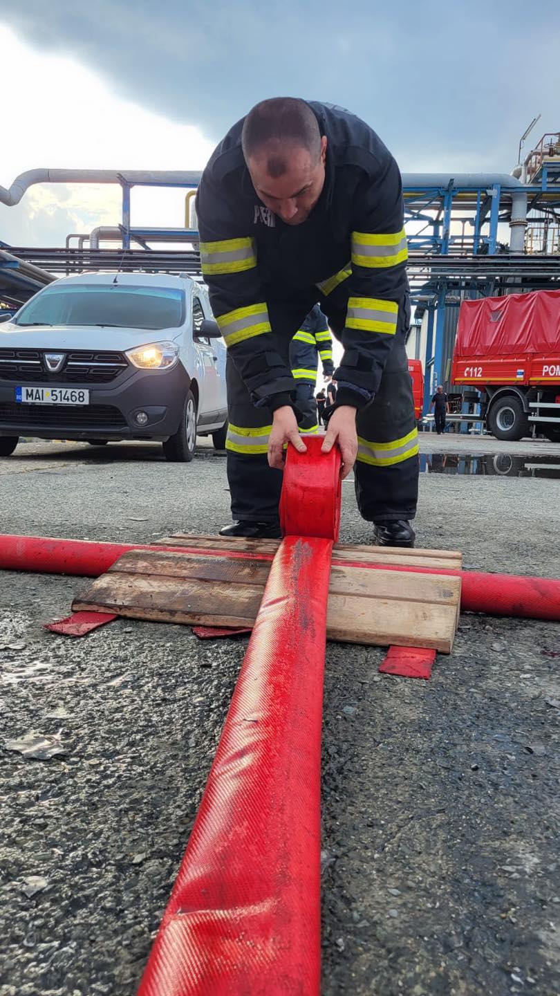 Eroii zilei: și-au lăsat acasă soțiile, copiii, părinții și au venit în sprijin la Petromidia 18846185