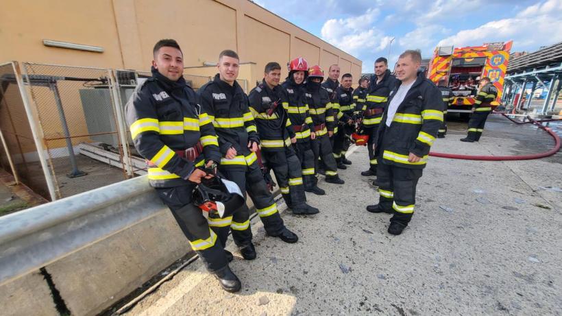 Eroii zilei: și-au lăsat acasă soțiile, copiii, părinții și au venit în sprijin la Petromidia 18846186