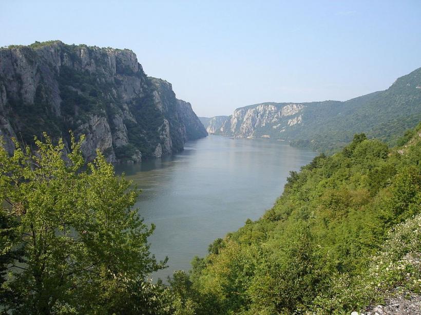 Apele Române: Unda de poluare formată pe Dunăre în Serbia, stopată înainte să ajungă în România
