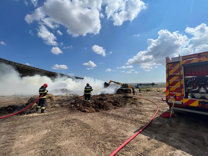 Incendiu de proporții: Ard 1000 de baloți de lucernă în județul Tulcea 18846254