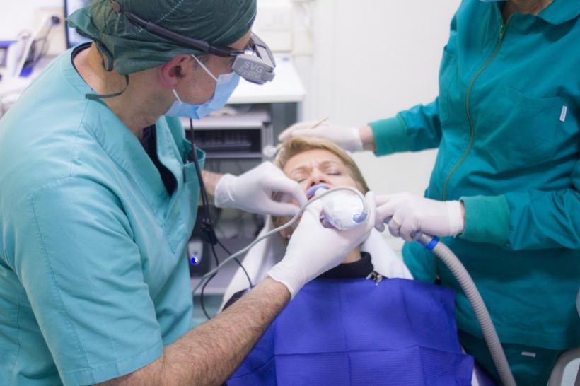 Cum au ajuns doi medici dentişti români victime din cauza naţionalităţii, în Franţa