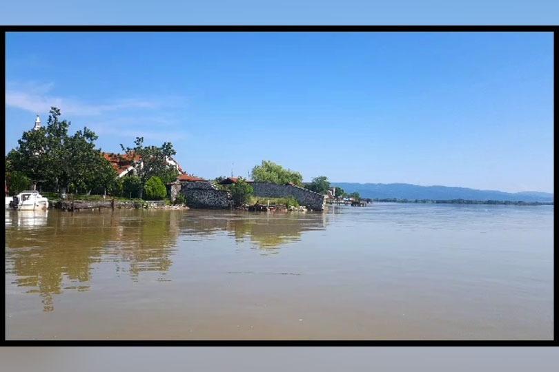 Unda de poluare formată anterior pe Dunăre în zona Cělarevo (Serbia) a fost stopată înainte de a ajunge la granița României 18846293