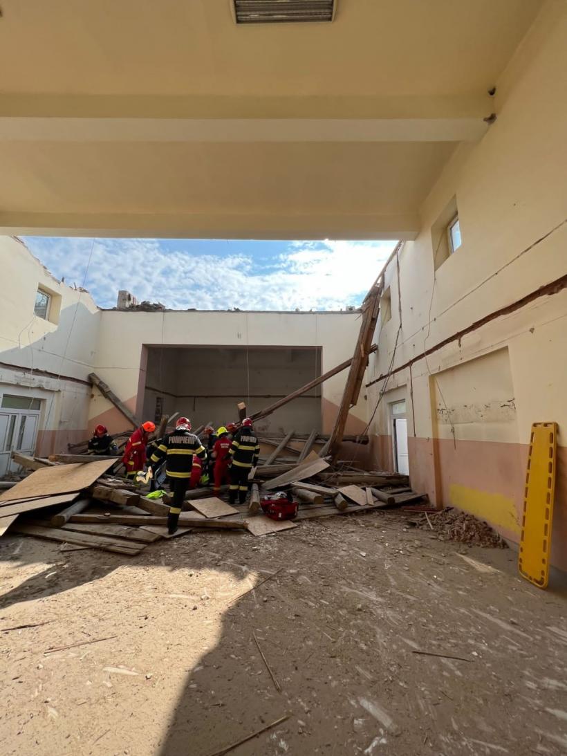 UPDATE Tavanul unui imobil aflat în reabilitare, prăbușit peste mai mulți muncitori 18846248