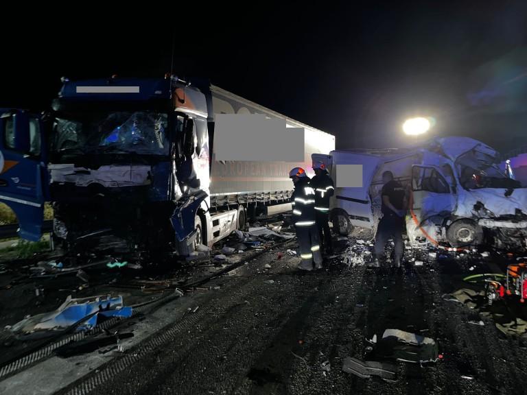 Accident teribil cu doi morți, la Sibiu, produs de un tânăr de 22 de ani, fără permis  18846432