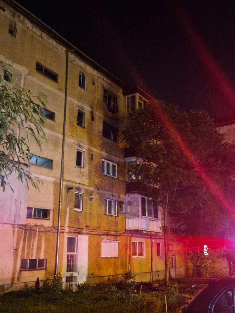 Zeci de timișoreni au fost evacuați în mijlocul nopții, din cauza unui incendiu. Cauza? O țigară lăsată aprinsă 18846435