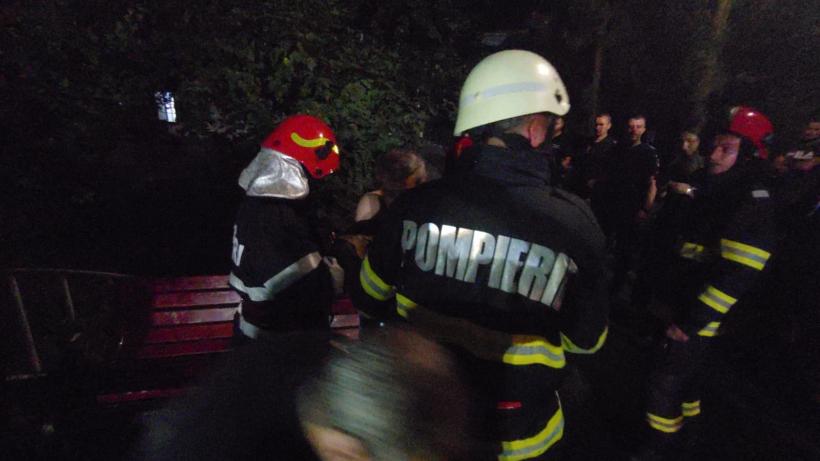 Incendiu devastator într-un bloc de garsoniere din Râmnicu Vâlcea. Oamenii au rămas fără un acoperiș deasupra capului