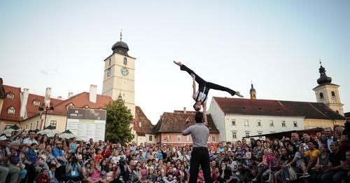 Spectacol cu drone și lasere în deschiderea Festivalului Internațional de Teatru de la Sibiu
