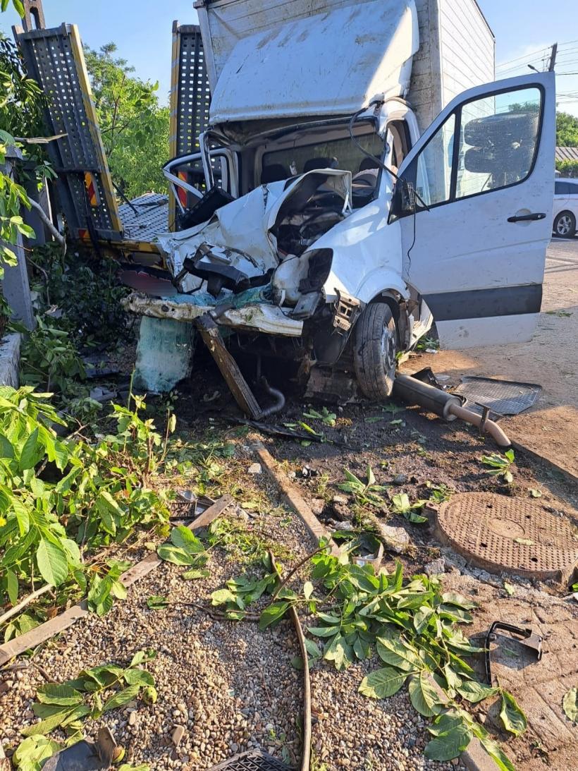 Tragedie în Galați: Tânăr mort, după ce a lovit o platformă de tractări parcată