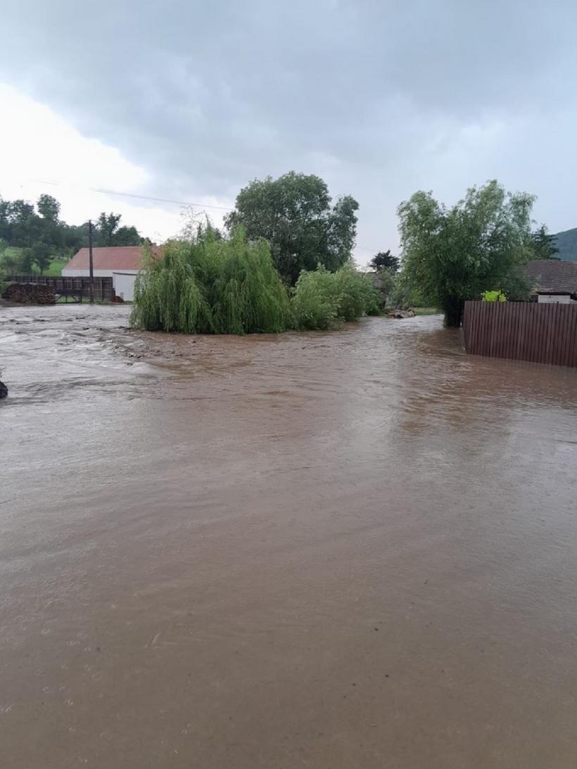 Vijeliile au făcut prăpăd în judeţul Sibiu. Zeci de gospodării au fost afectate în urma inundațiilor 18846444