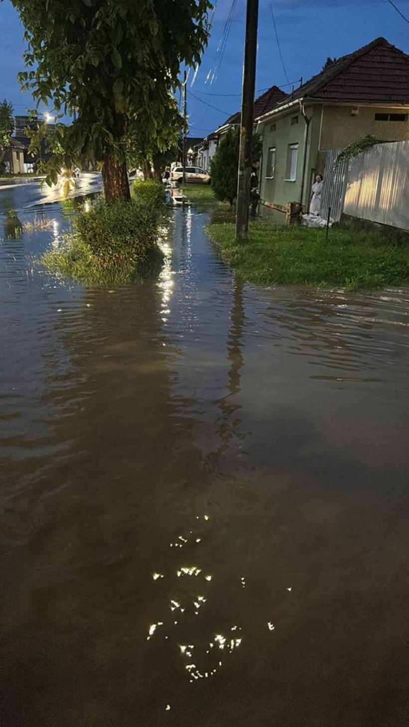 Vijeliile au făcut prăpăd în judeţul Sibiu. Zeci de gospodării au fost afectate în urma inundațiilor 18846445