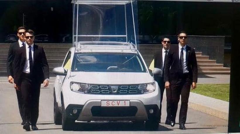 Primul papamobil Dacia Duster va fi expus la Muzeul Brukenthal din Sibiu 18846557
